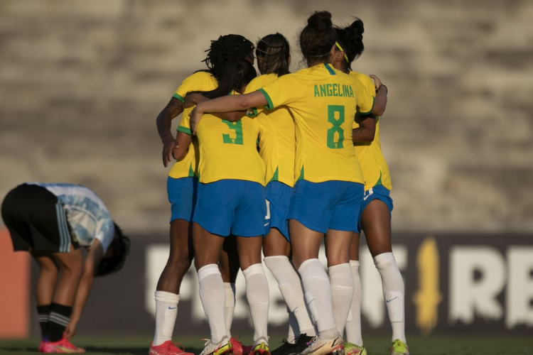 Jogando na Paraíba, seleção brasileira feminina derrota Argentina por 3 a 1 em amistoso